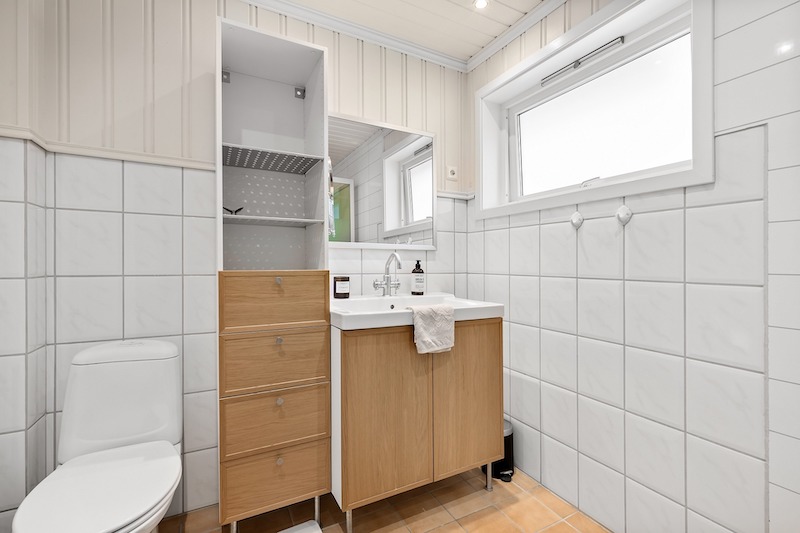 Understanding how to stain bathroom cabinets